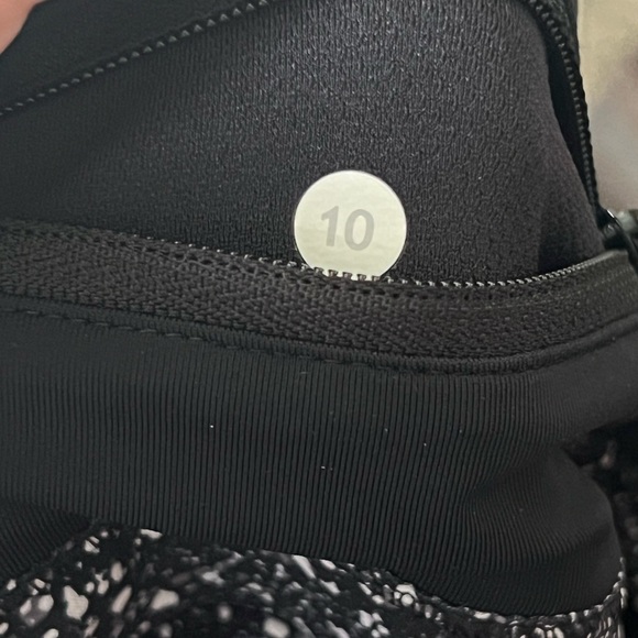 Lululemon Circuit Breaker Skirt (Regular)
Splatter White Black / Black Size 10 - Picture 10 of 16